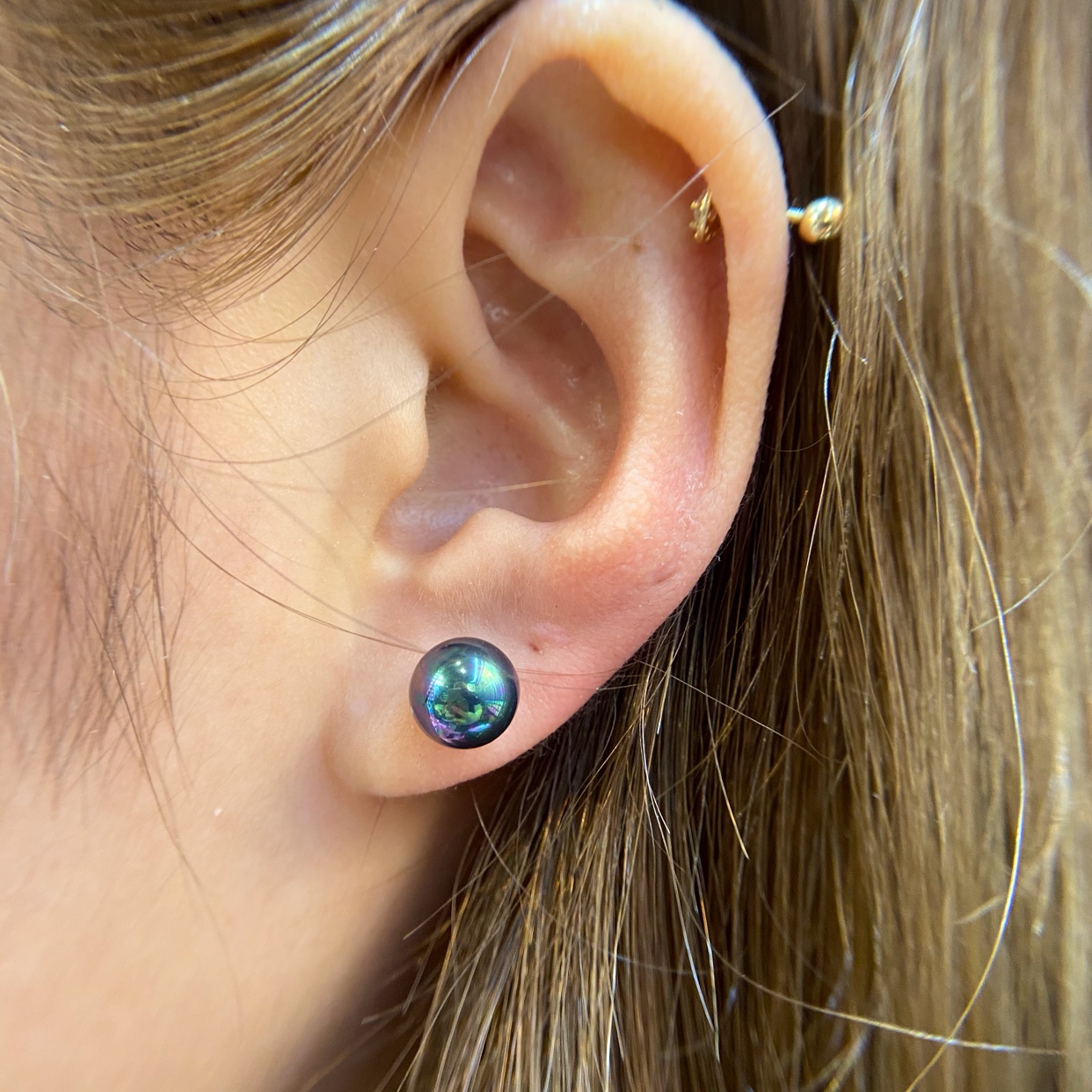 Full-bodied sterling silver shell bead stud black color
