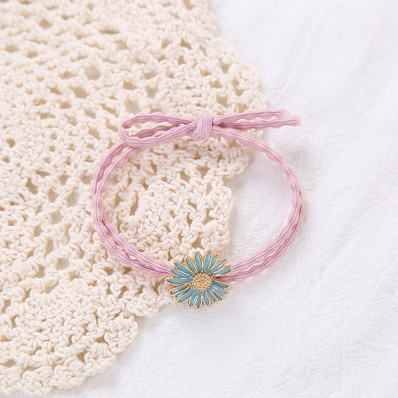The Daisy hair band is unique and elegant. White pear blossom hair bands, hair ties, hair accessories, hair bands, hair clips, side clips, and bangs clips are available for wholesale Application Scenario