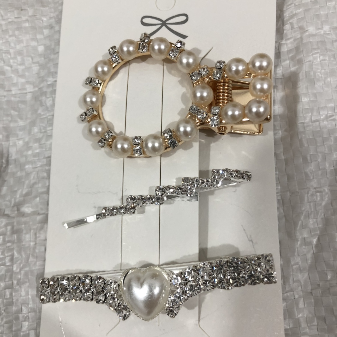A set of 3-piece random shipment of popular Korean Instagram girl hair clips, bangs clips and one-piece clips details Picture