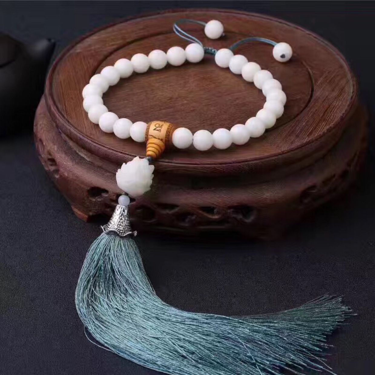 White jade bodhi lotus coche colgante Application Scenario