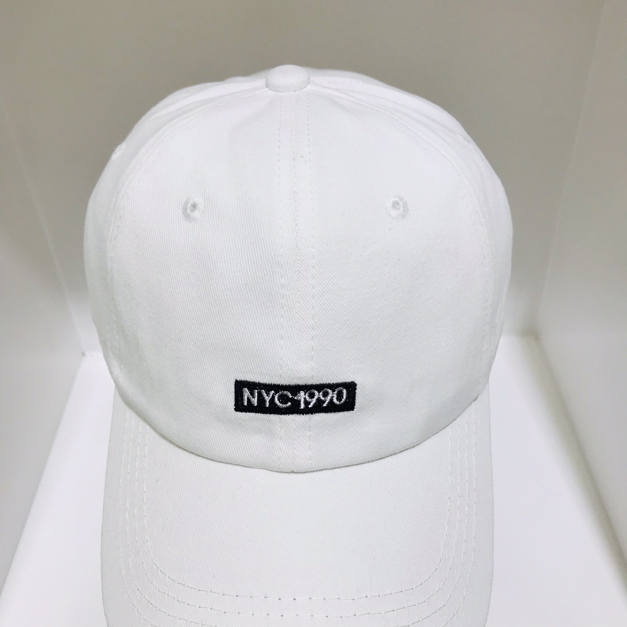 Fashionable sun hats, sun protection caps and baseball caps undefined