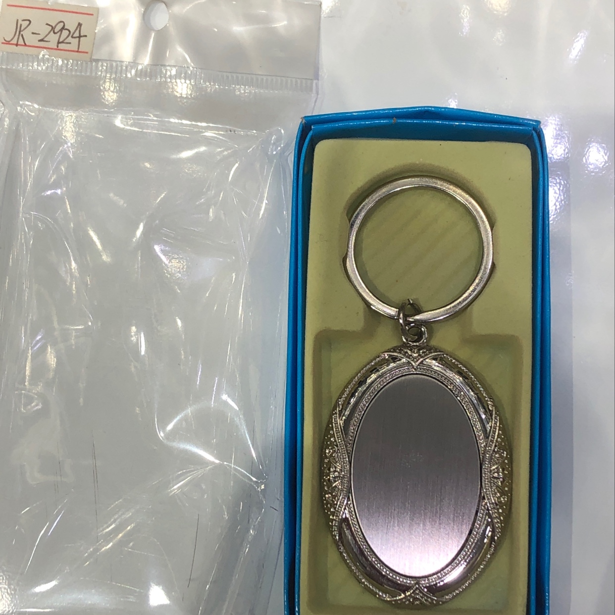 Oval-shaped lace keychain Specification image