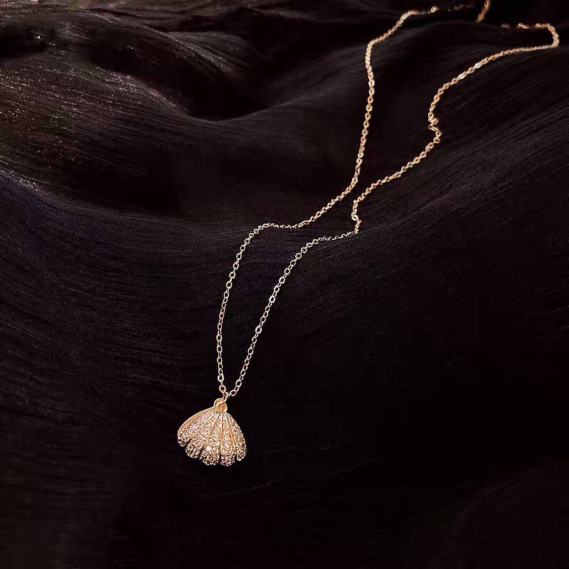 Exquisite pearl and shell necklace details Picture