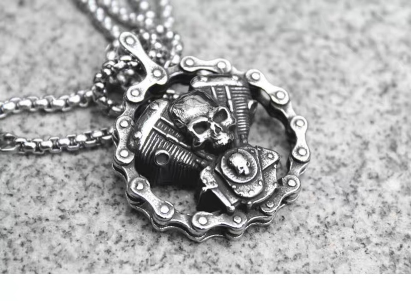 Retro punk skeleton motorcycle chain engine pendant titanium steel men's necklace, personalized and trendy hip-hop sweater chain Specification image