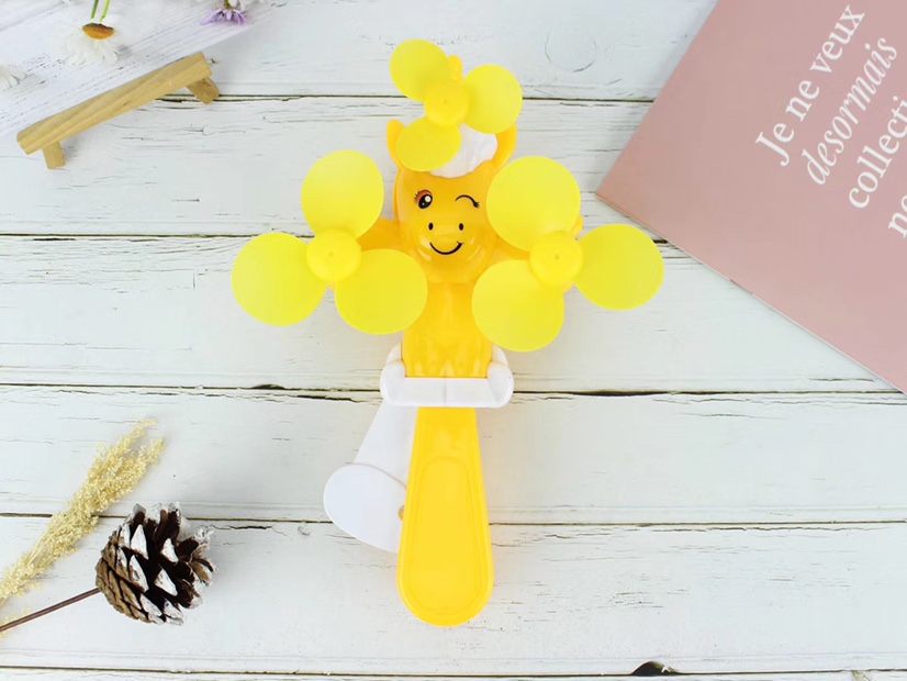 The three-head unicorn hand-pressed mini fan is selling well at the street stall undefined