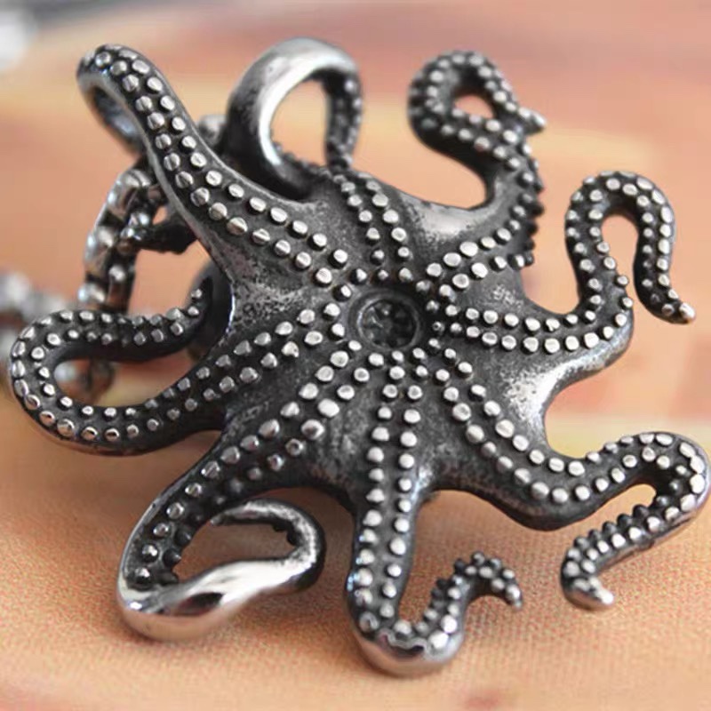 European and American retro octopus and octopus pendant titanium steel trendy men's necklace, powerful and fashionable sweater chain pendant Specification drawing