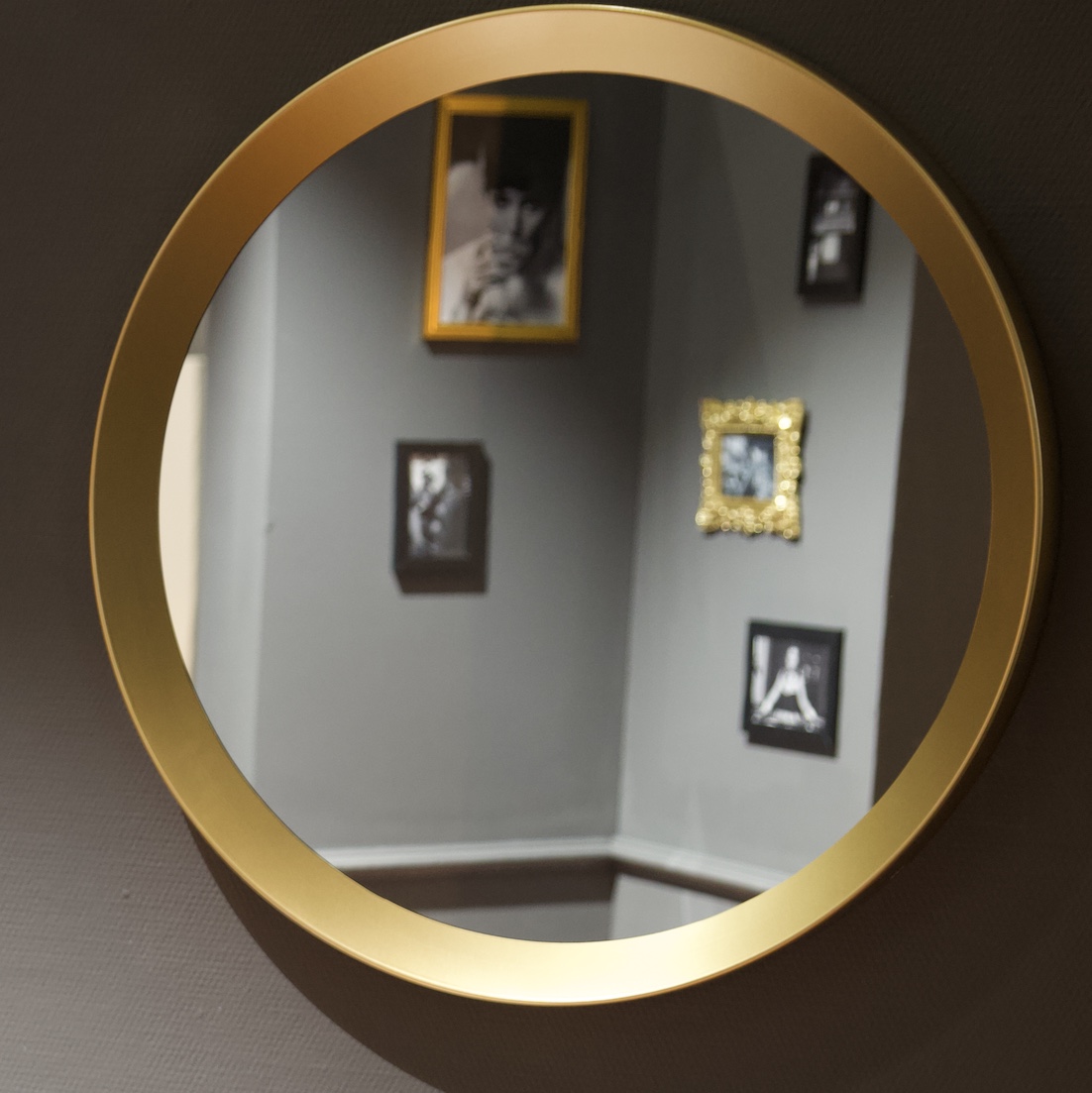 宜家风格圆形简约梳妆镜壁挂镜子产品图