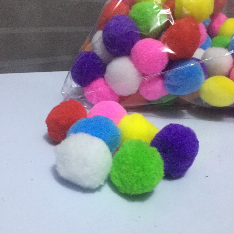 وتزدهر كرة الفرو 5CM 01 بالألوان أحادية اللون، وهي مزيجا من الألوان يمكن أن تُصمم خصيصا لتزيين أزياء وقبعات الأحذية details Picture