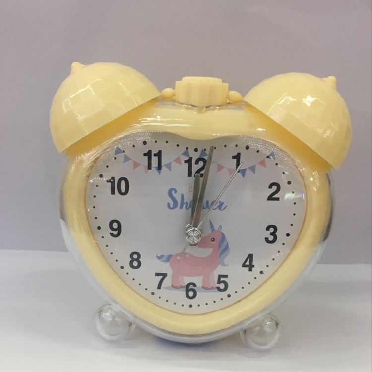 Students use a plastic bedside luminous small alarm clock, a creative, simple and retro alarm clock, and a decorative alarm clock that imitates ringing