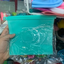 硅胶保鲜盖家用硅胶保鲜和1000毫升保鲜袋。