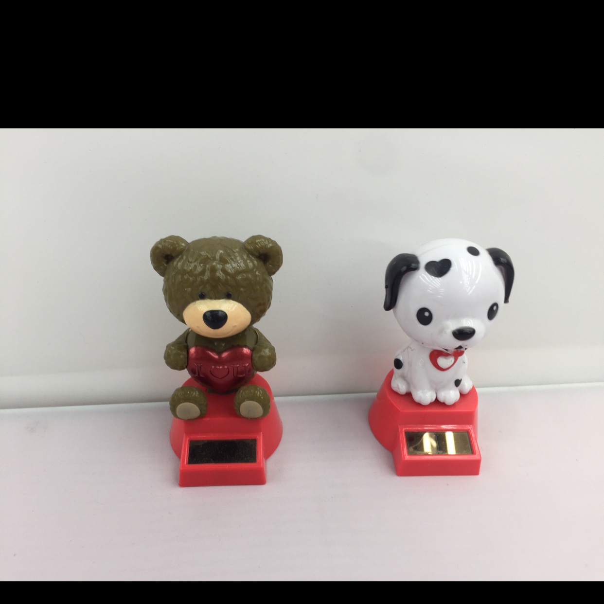 太阳能车上摆件（爱心熊 斑点狗）新款太阳能车载摆件中控台汽车摆件