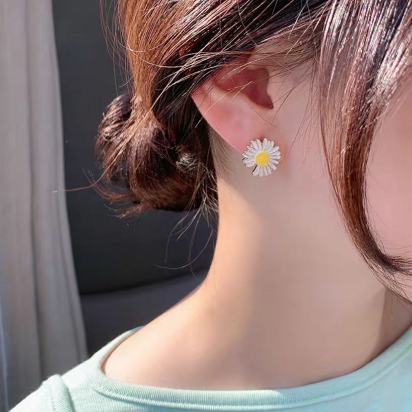 East Gate small Daisy stud earrings thumbnail