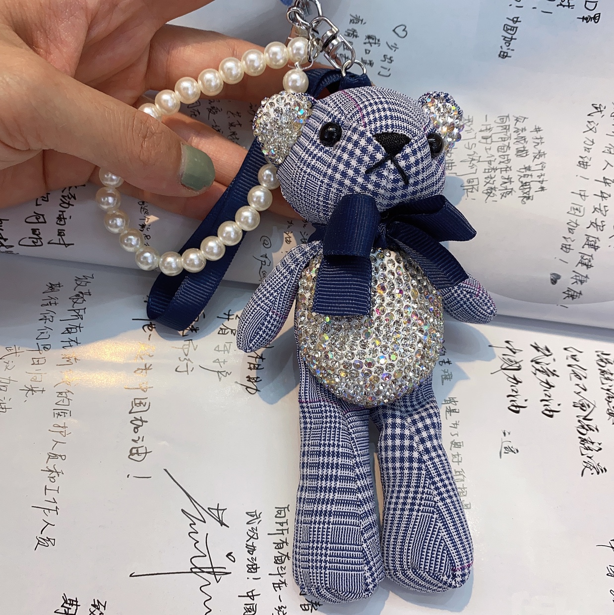 The thousand-bird grid keychain can be used for both hanging and hanging Application Scenario