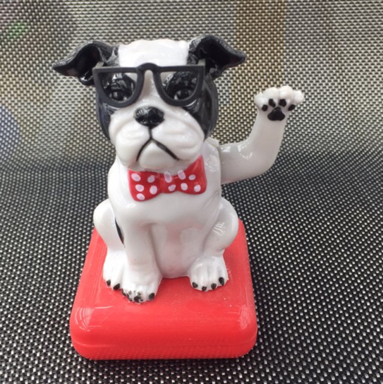 太阳能车上摆件（新款眼镜狗）新款太阳能车载摆件中控台汽车摆件