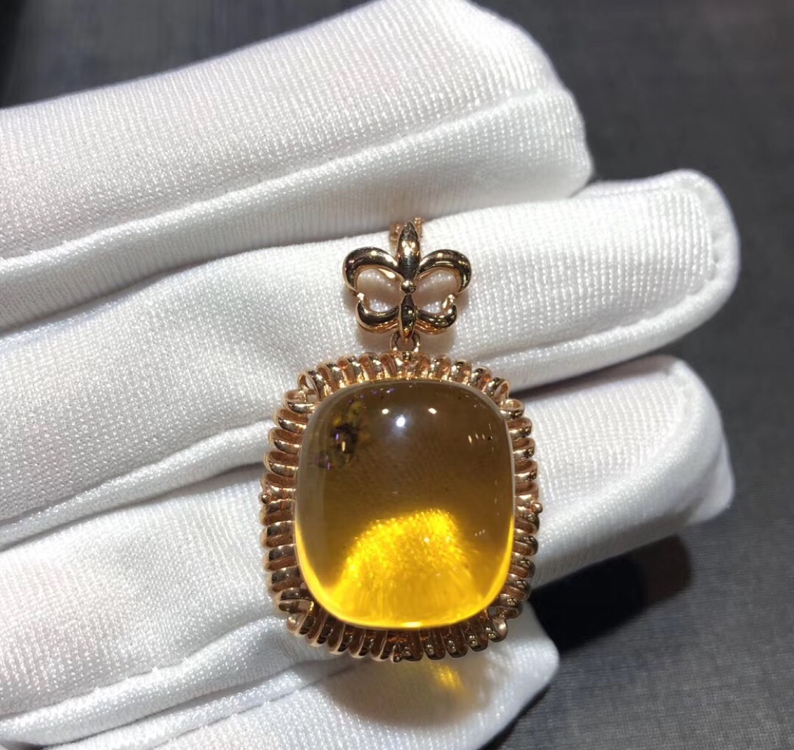 Natural 18k amber insect amber pendant