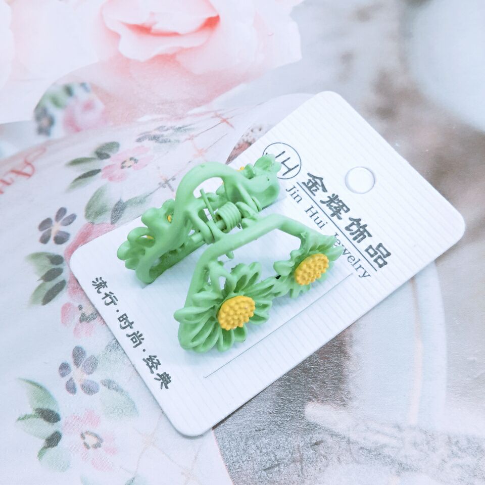 Wholesale of summer new hair accessories: Popular alloy matte sweet medium-sized Daisy hair clips and grippers Specification image