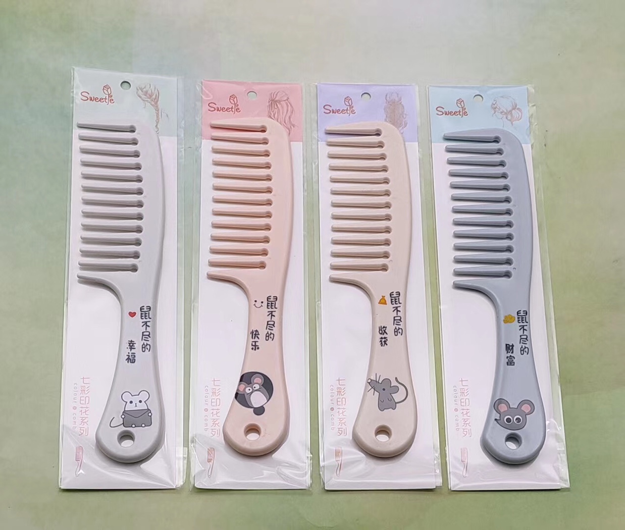 The mid-wide tooth comb comes in a variety of types and colors, and you can choose from the popular cartoon and Internet celebrity styles of the current season Application Scenario