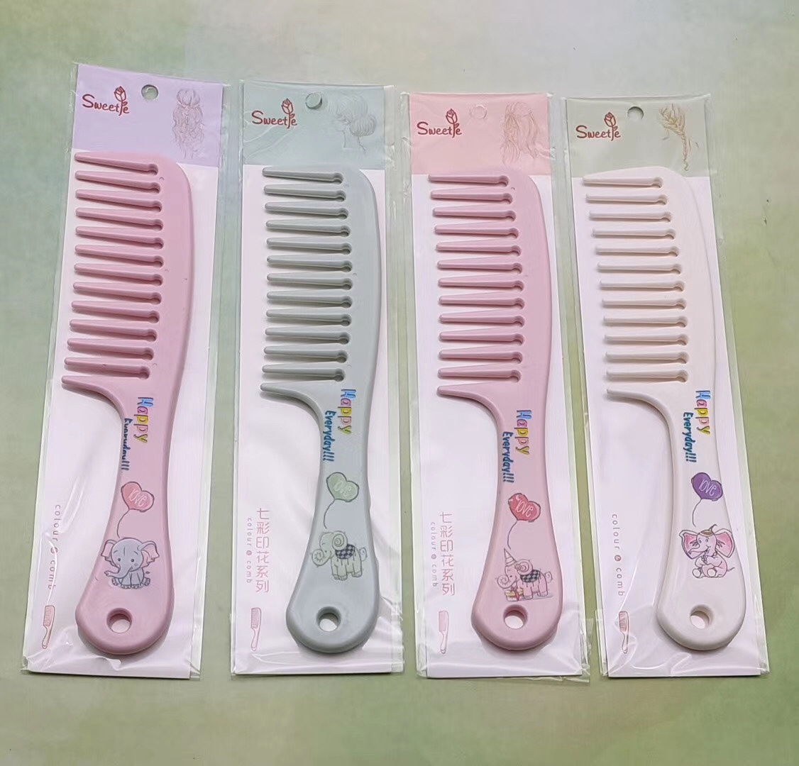 The mid-wide tooth comb comes in a variety of types and colors, and you can choose from the popular cartoon and Internet celebrity styles of the current season details Picture