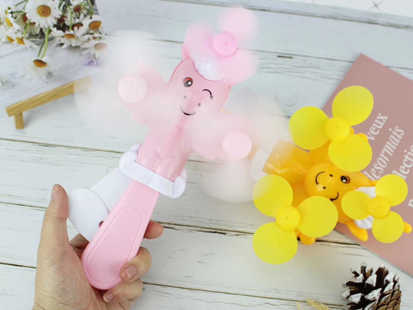 The three-head unicorn hand-pressed mini fan is selling well at the street stall undefined
