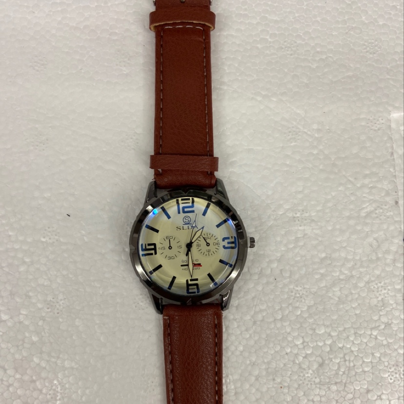 Classic and fashionable 13 men's leather strap watch