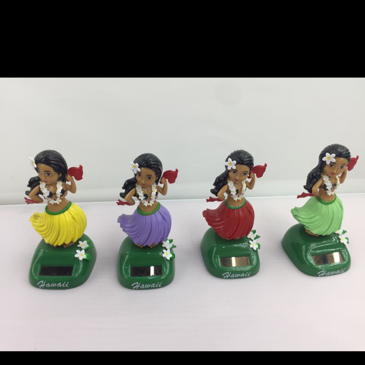 太阳能车上摆件（新款草裙舞小女孩）新款太阳能车载摆件中控台汽车摆件