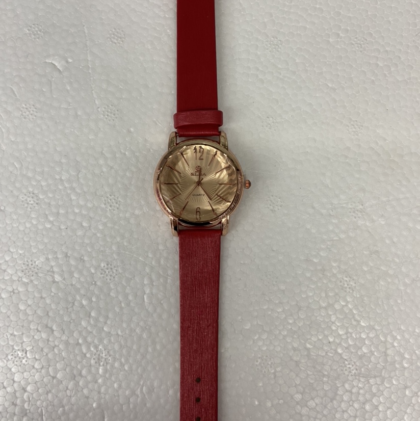 Trendy and fashionable striped women's leather strap watch