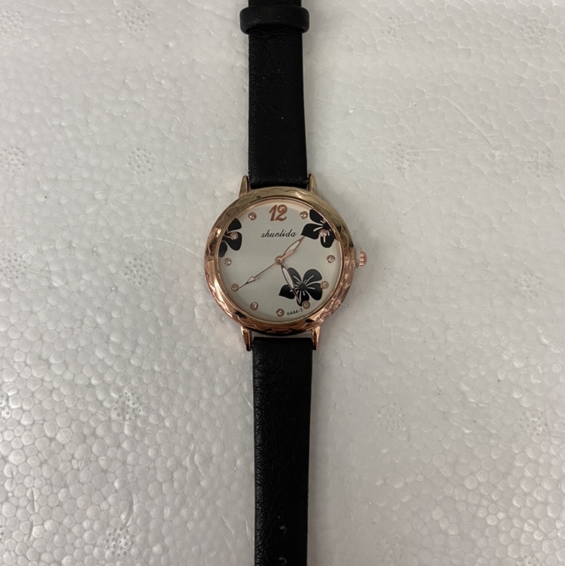 Trendy and fashionable flower-patterned women's leather strap watch