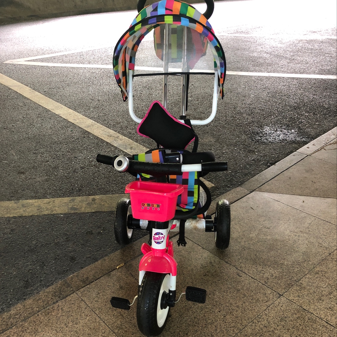 Hand-pushed tricycle