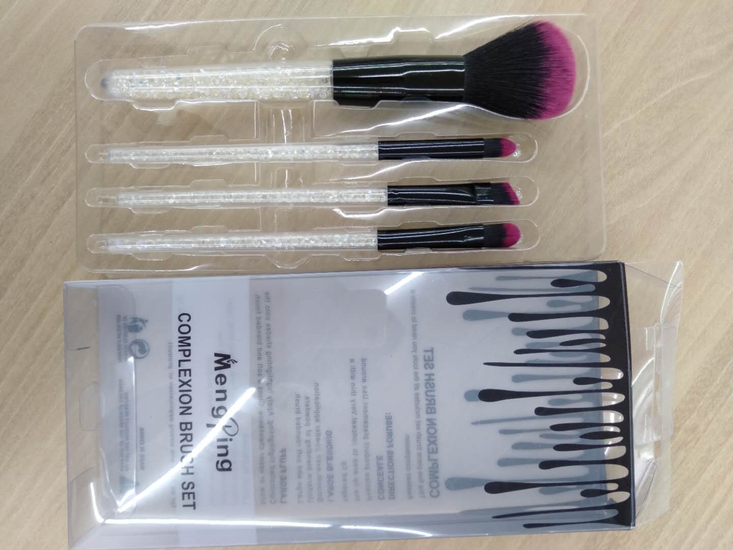 4 sets of brush, loose powder, eyeshadow brush and makeup tools Specification image