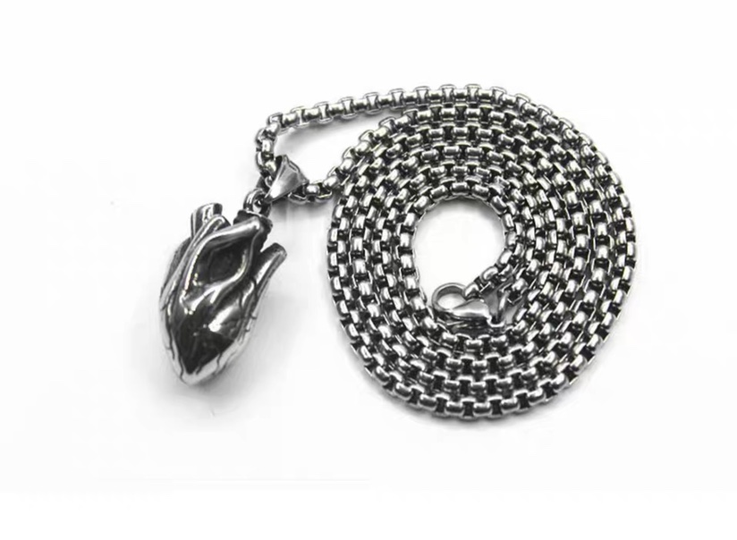 Japanese and Korean retro cool solid three-dimensional heart pendant, titanium steel trendy men's necklace, hip-hop personality pendant, sweater chain, stainless steel necklace Application Scenario