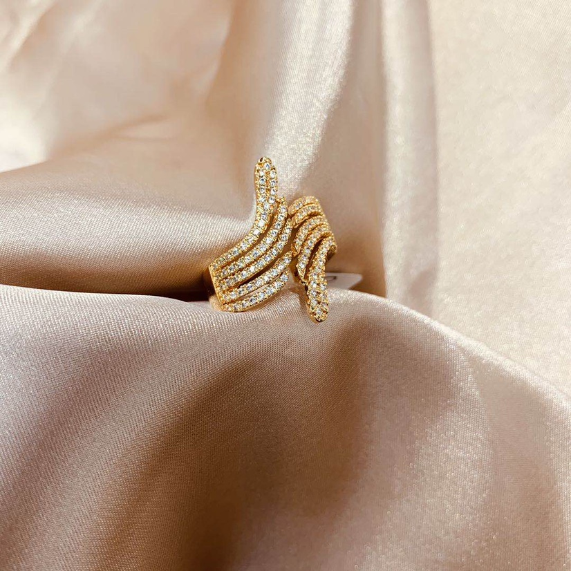 Exaggerate a woman's ring