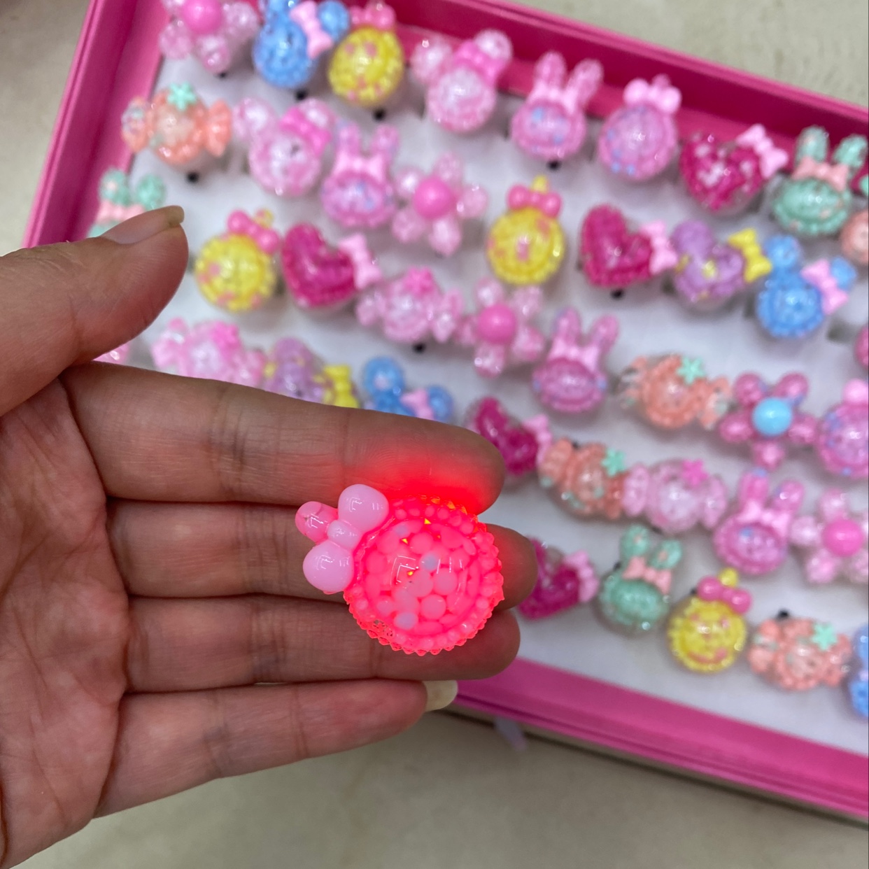 Glittering bead ring details Picture