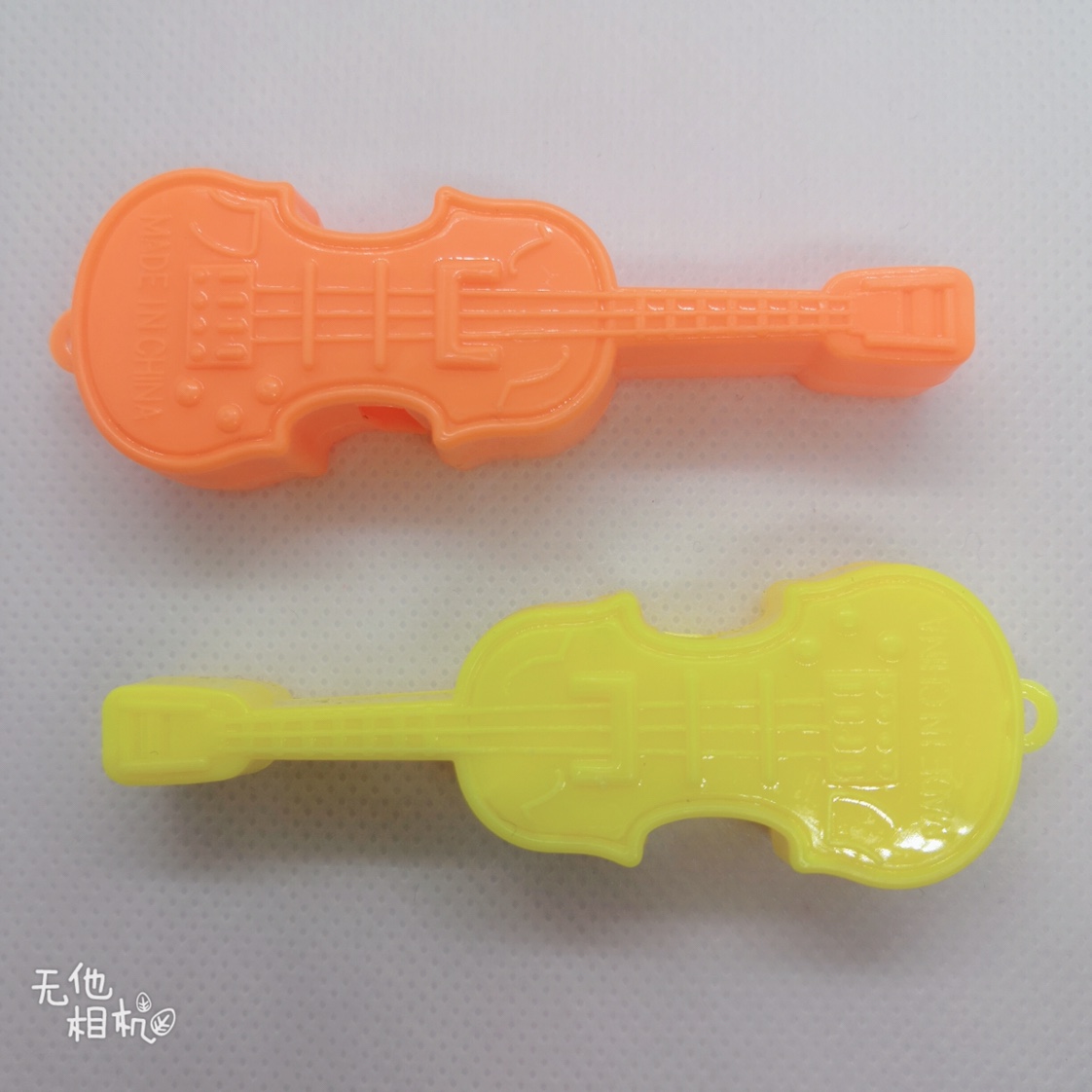 热销款小提琴口哨混色塑料新料玩具运动会加油助威产品蛋壳钥匙扣配件热销货源细节图