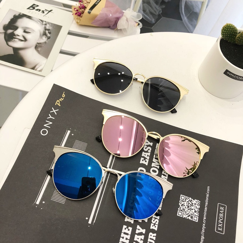 New pair of versatile sunglasses for couples