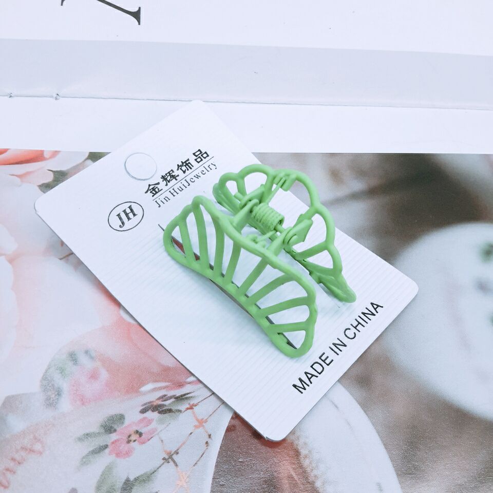 Korean version color gripper, large coil hair clip, metal hair clip, ponytail clip, adult hair accessory, new hair accessory Application Scenario