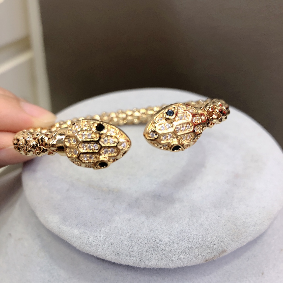 Internet Celebrity With The Same Explosive Sales Bracelet