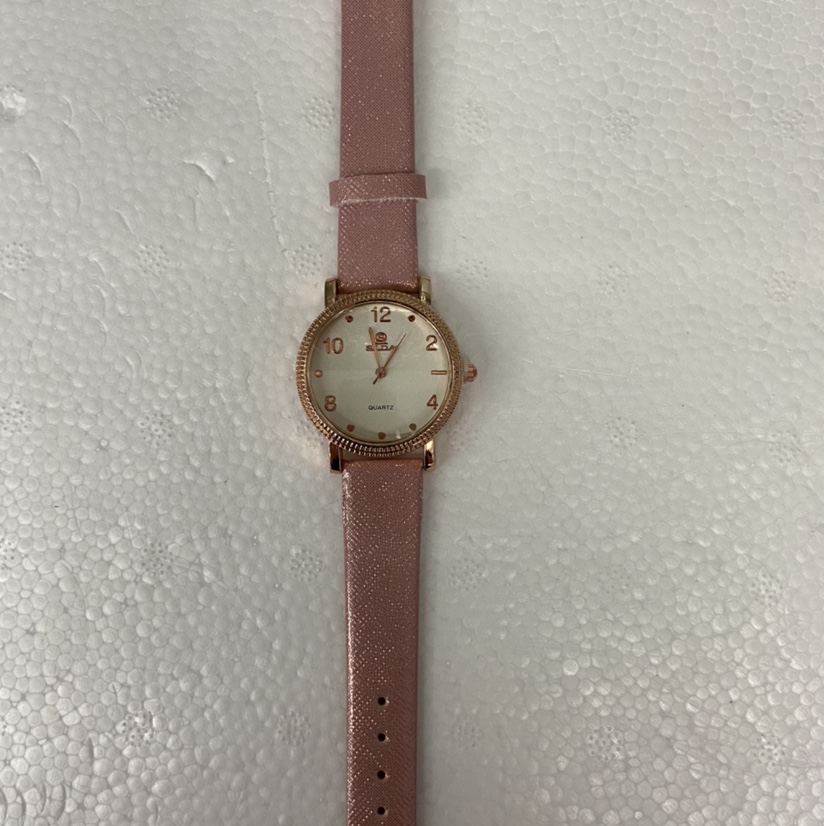 Trendy and fashionable women's leather strap watch