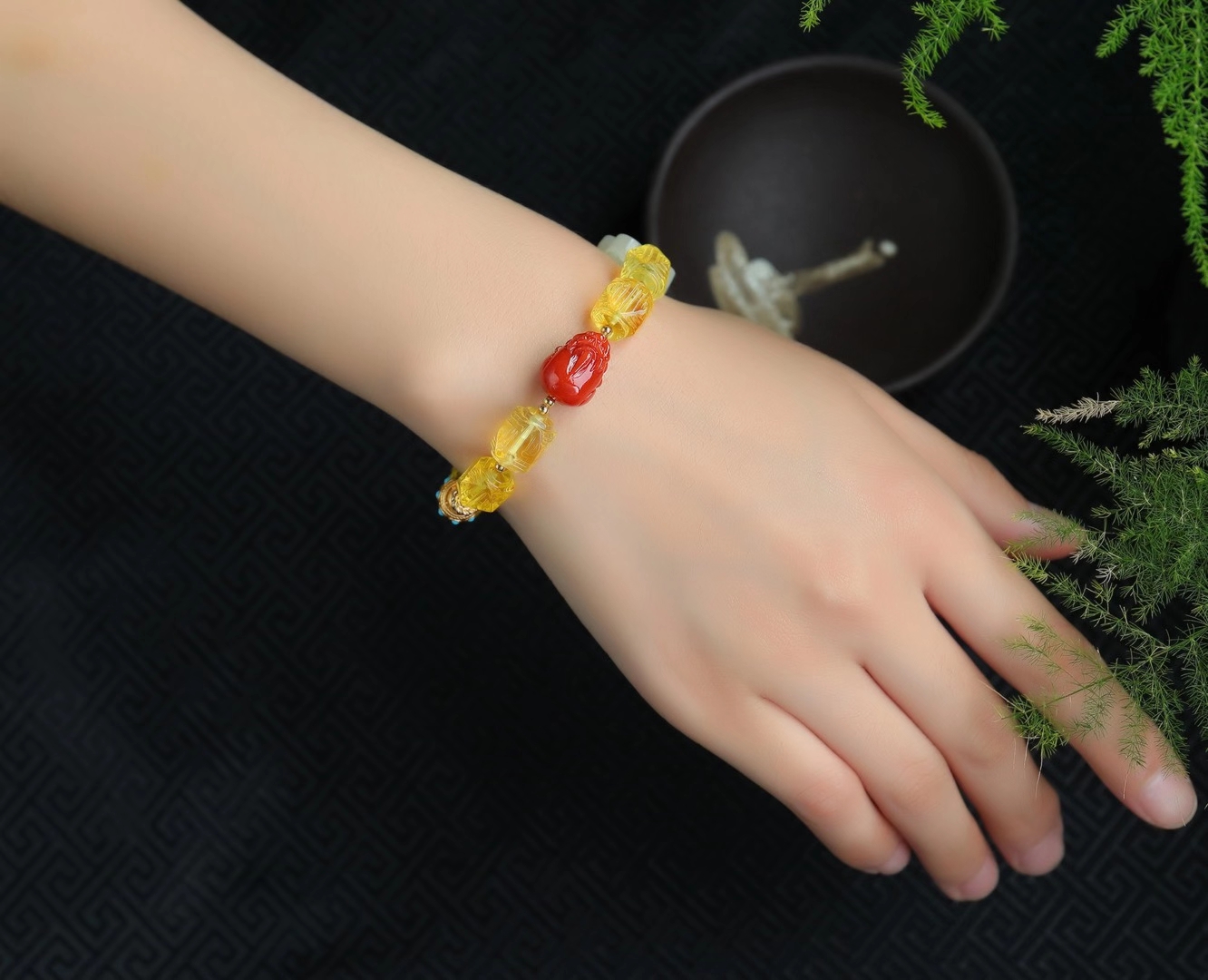 天然蜜蜡雕刻桶珠单圈手链详情图1