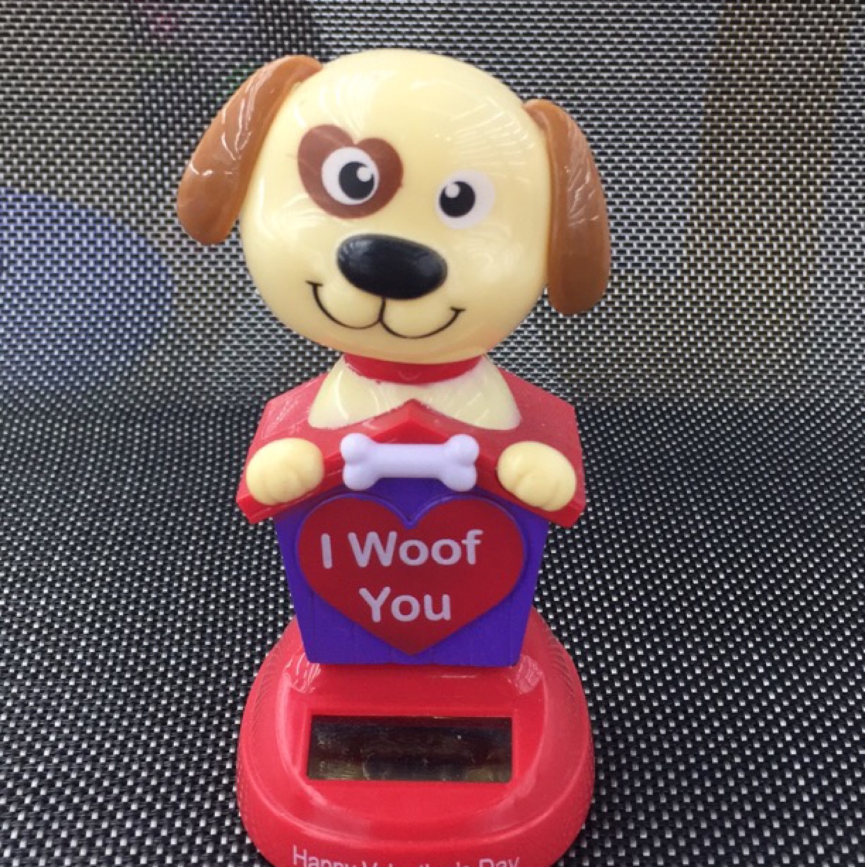 太阳能车上摆件（新款狗骨头）新款太阳能车载摆件中控台汽车摆件