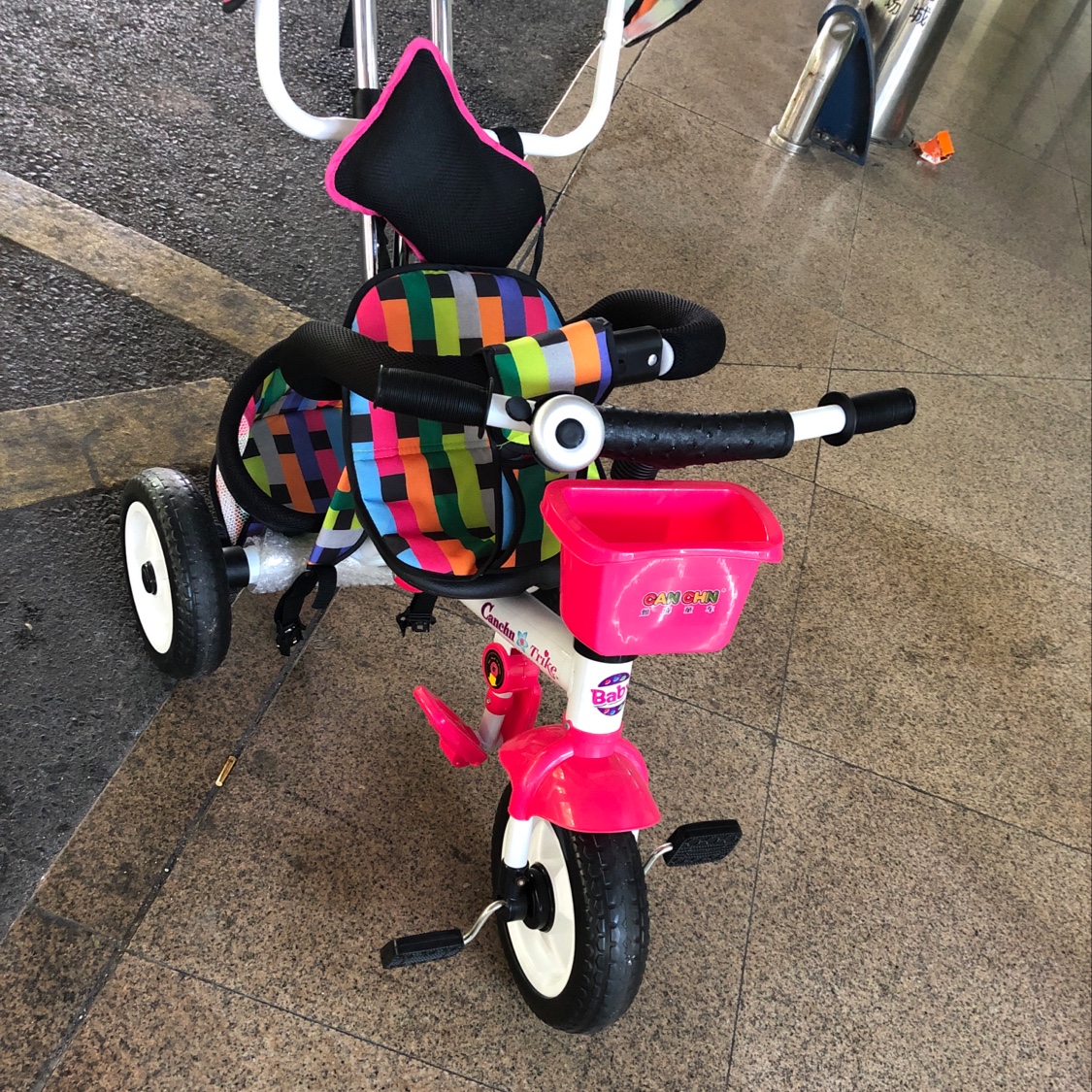 Hand-pushed tricycle details Picture