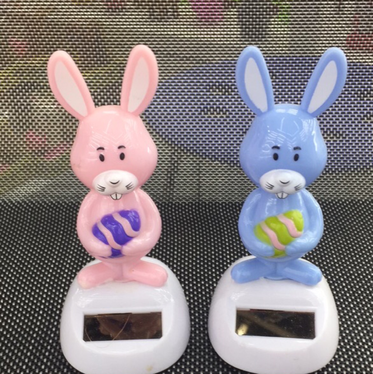 太阳能车上摆件（新款松鼠熊）新款太阳能车载摆件中控台汽车摆件