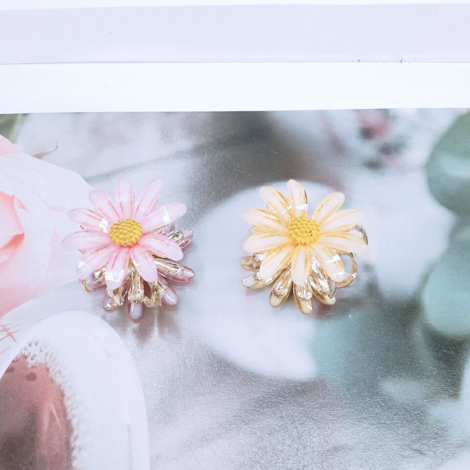 厂家直销小雏菊耳钉水晶花朵耳环女茶色花瓣韩版超仙小爪头夹产品图