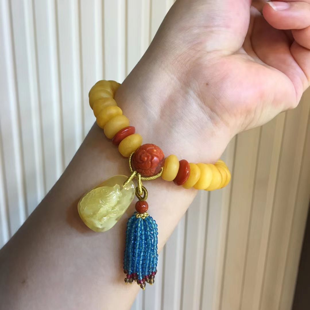 超美原创 天然磨砂蜜蜡饼子搭配南红 蜜蜡连年有余吊坠产品图