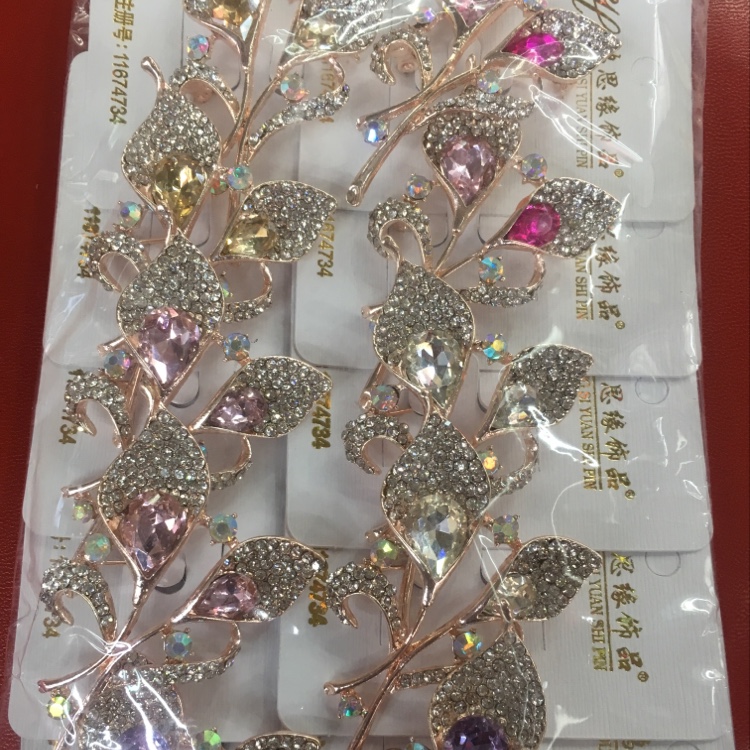二张叶子玻璃胸针