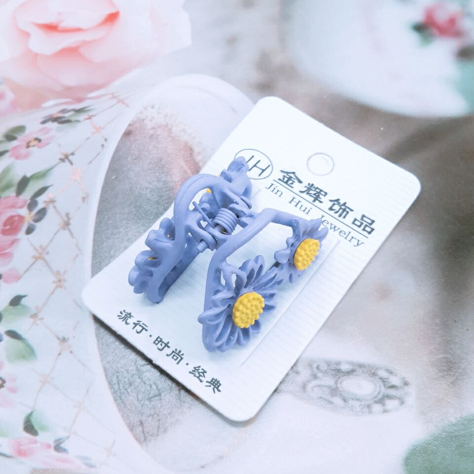 Wholesale of summer new hair accessories: Popular alloy matte sweet medium-sized Daisy hair clips and grippers Application Scenario