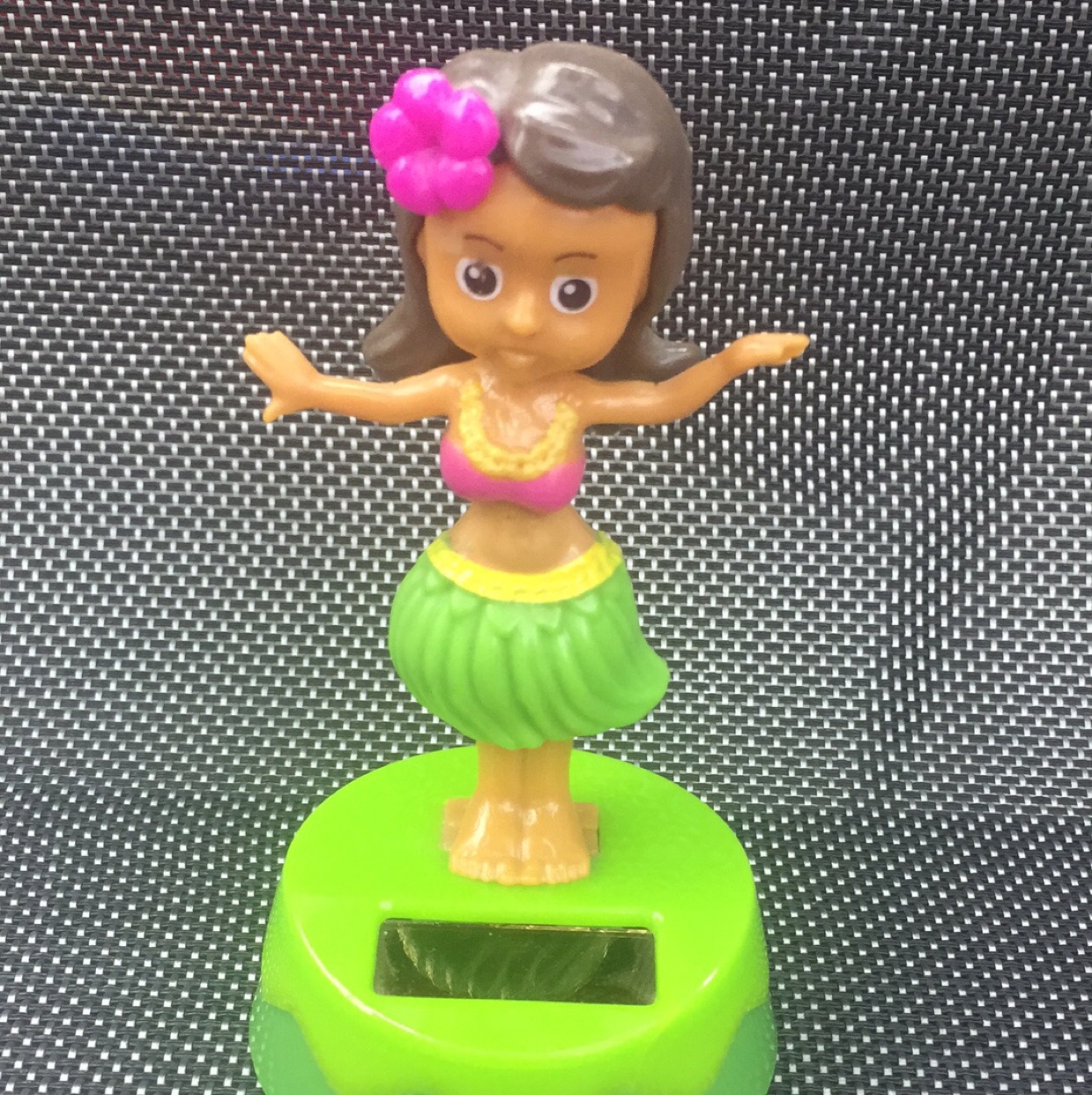 太阳能车上摆件（草裙舞小女孩）新款太阳能车载摆件中控台汽车摆件