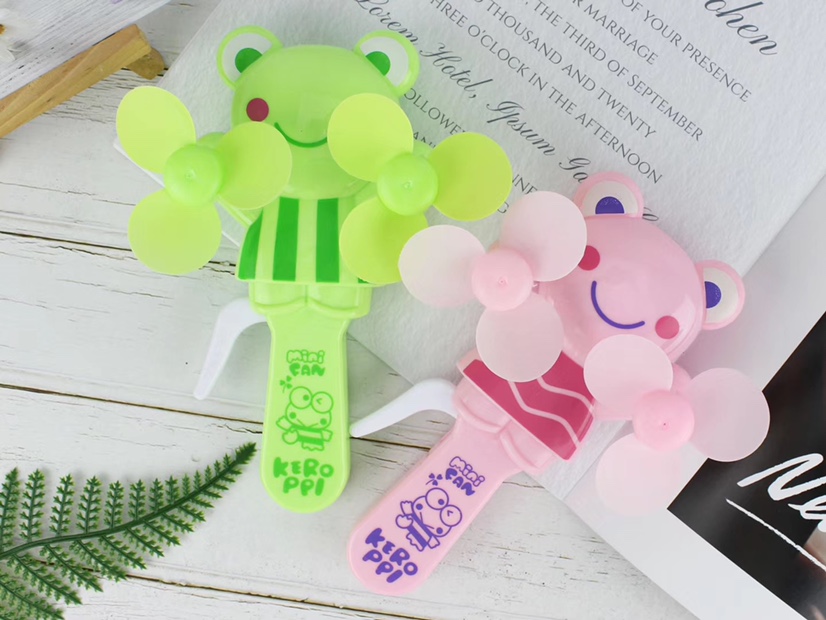 Hot-selling small frog double-head hand-pressed mini fans and handheld mini fans are selling well at street stalls Application Scenario