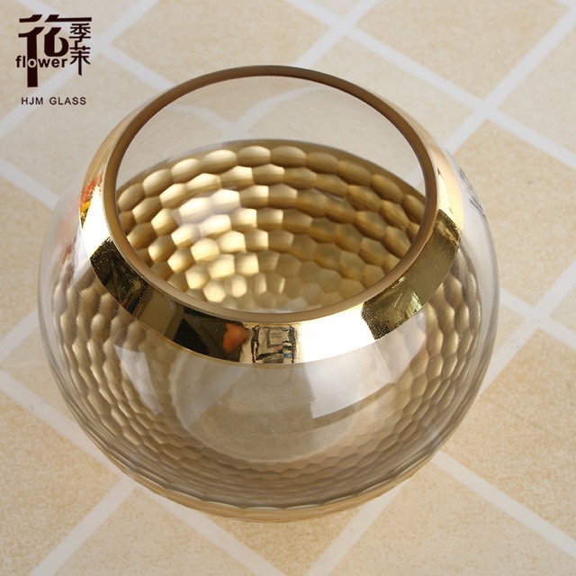Factory direct sales and wholesale of Nordic simple and light luxury electroplated gold ground honeycomb spherical glass vases, candlesticks, hydroponic flower arrangement decorative ornaments Application Scenario
