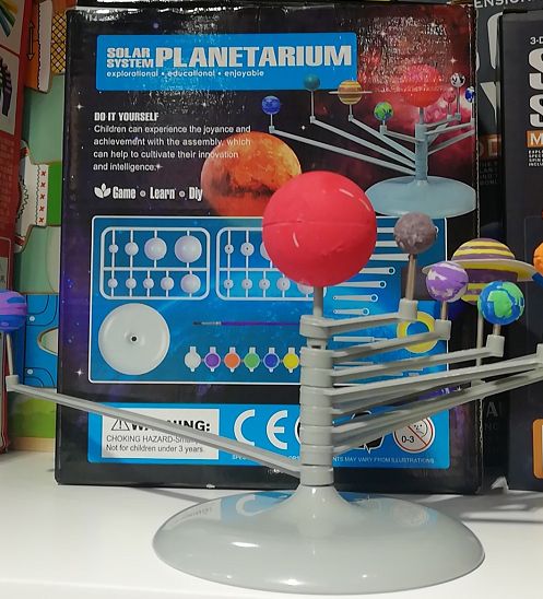 DIY coloring and assembling small models of the eight planets