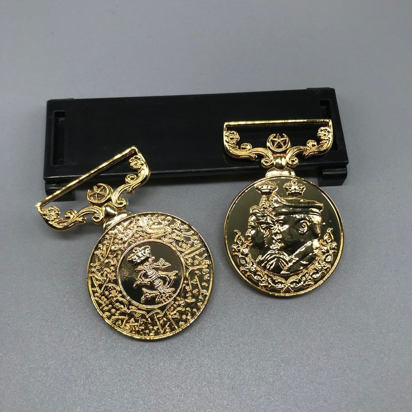 Factory direct sales of alloy badges, badges, brooches, pins, butterfly buckles, brooches, badges, MEDALS and plaques, handicrafts Application Scenario